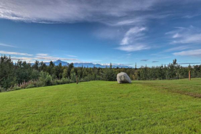 Mountain-View Deck Secluded Cabin in Palmer